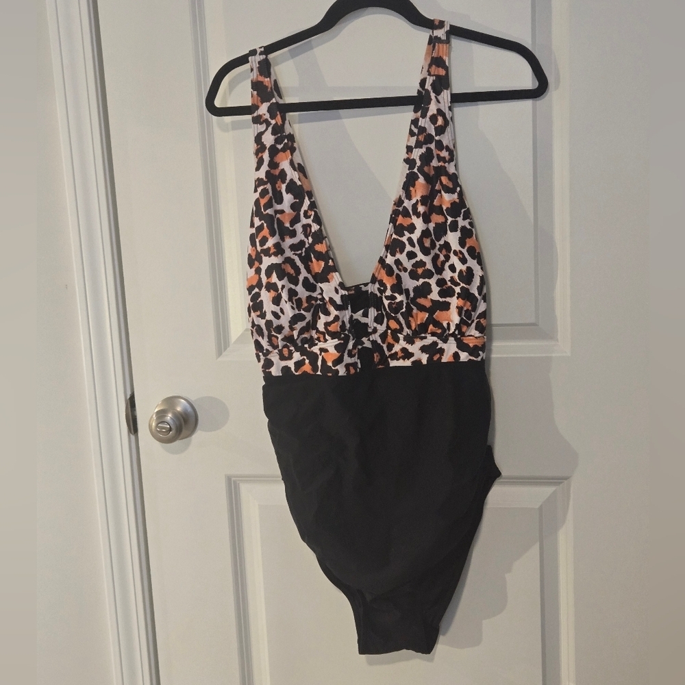 One piece bathingsuit size 22W. NWT nack and cheetah print